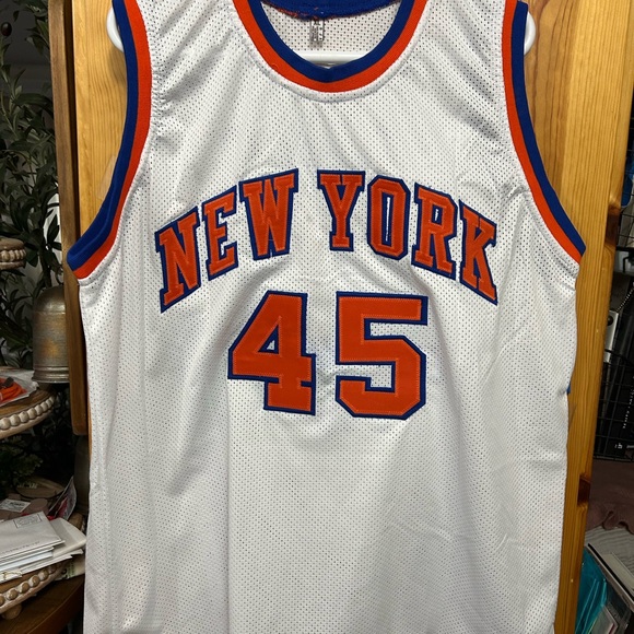 NY Knicks jersey autographed with COA certified by *JSA*  signature is authentic - Picture 12 of 15